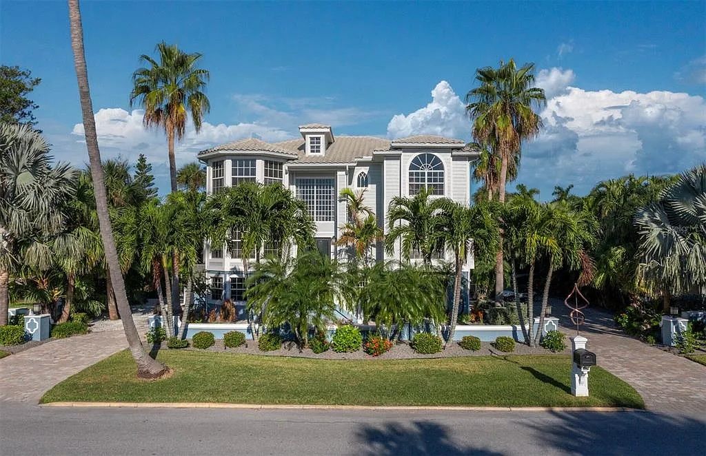Exquisite Coastal Retreat
