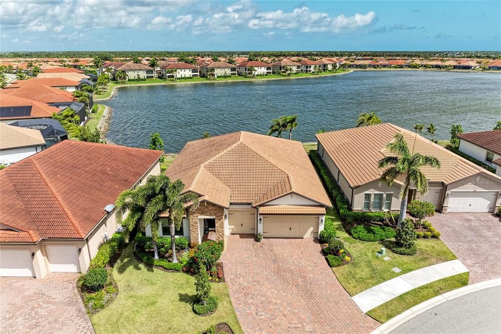 Incredible Lakefront Living