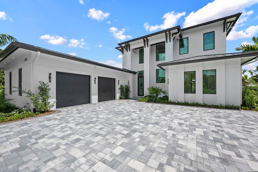325 W Riverside Drive