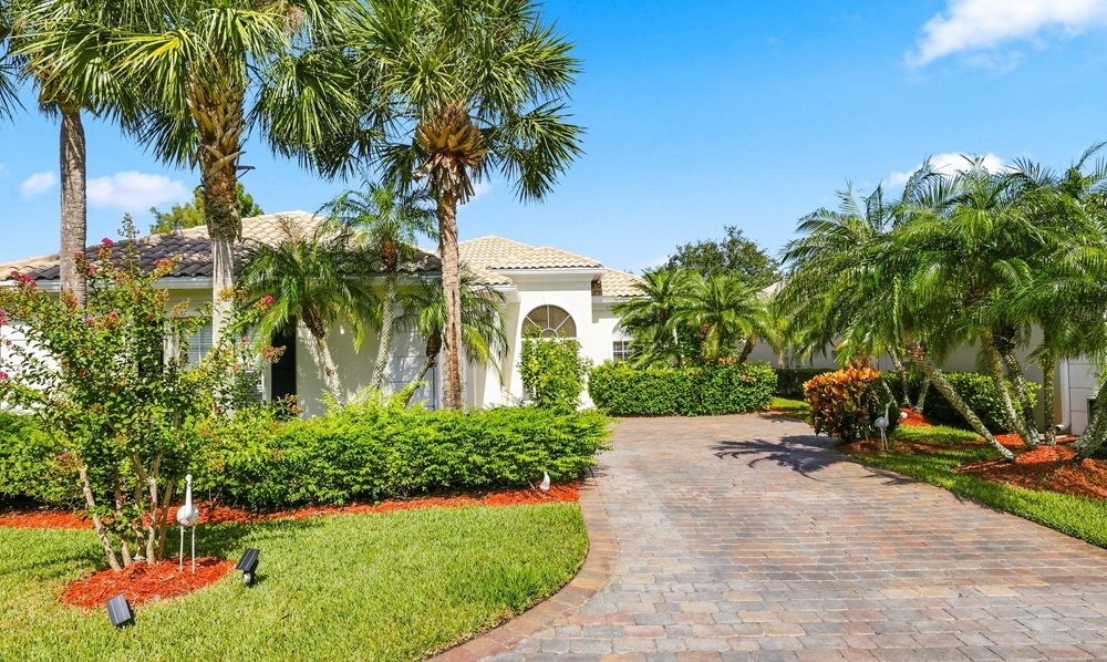 Lakefront Elegance. Endless Views.