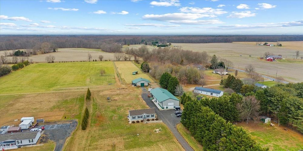 Stunning Horse Farm That Seamlessly Blends Rural Charm With Modern Amenities