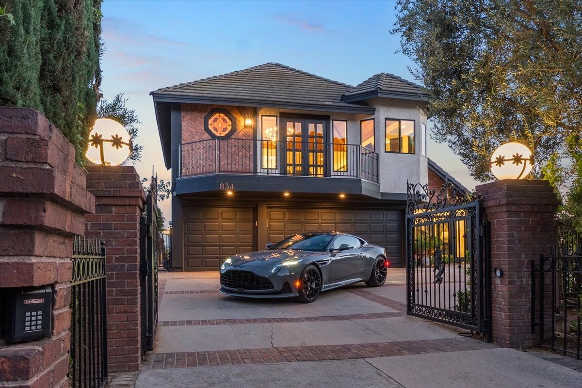 Stunning Traditional Gated Estate In Glendale Hills