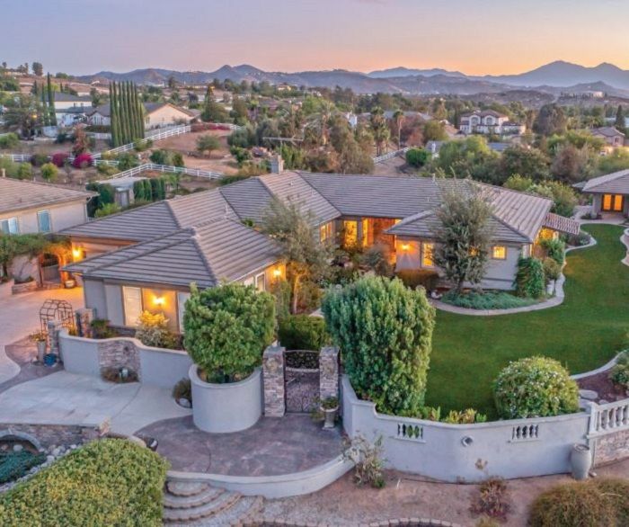 A Private Estate In Mockingbird Canyon