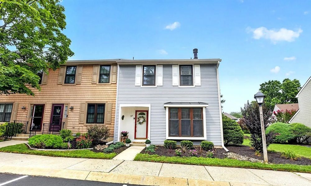 Beautiful End Unit In Cherry Hill. Totally Upgraded Throughout.
