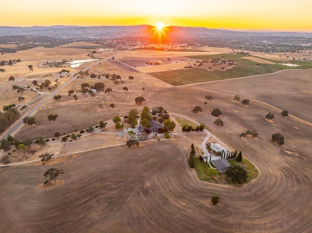 Multi-Generation Family Compound In The Heart Of Wine Country!