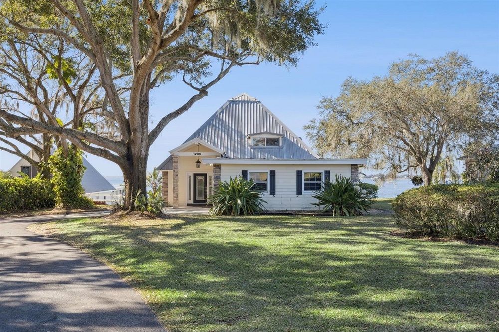 Luxury Lakefront Retreat With Private Sandy Beach
