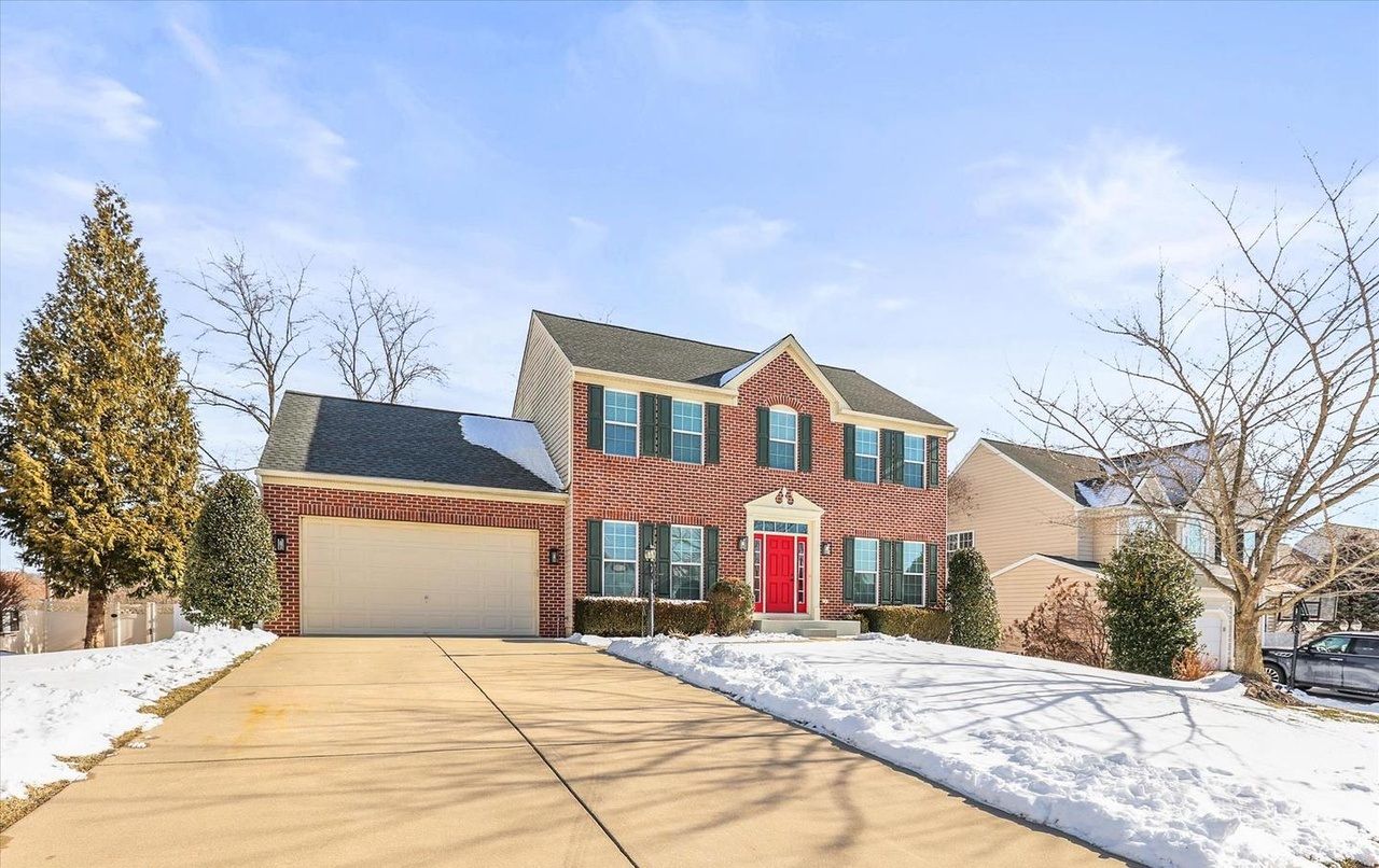 Stately Colonial In Russet Farms