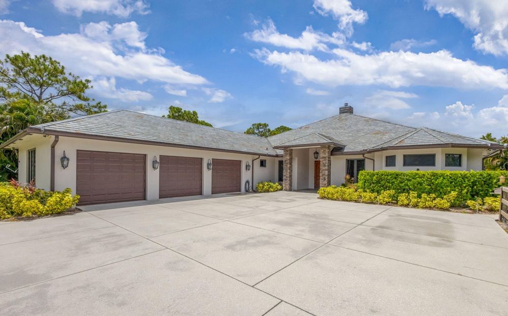 Luxury Living On 10 Acres