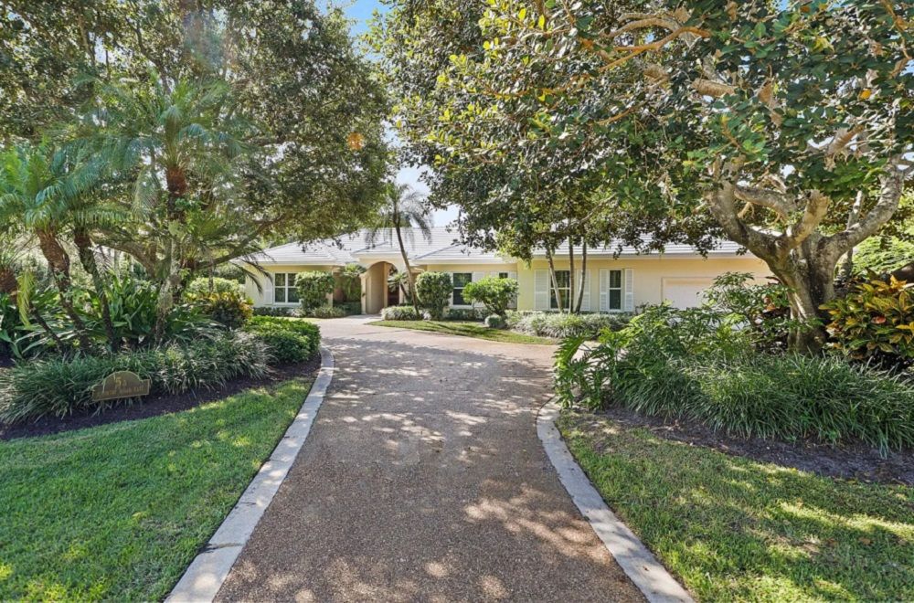 Luxing Lives Behind The Hedges