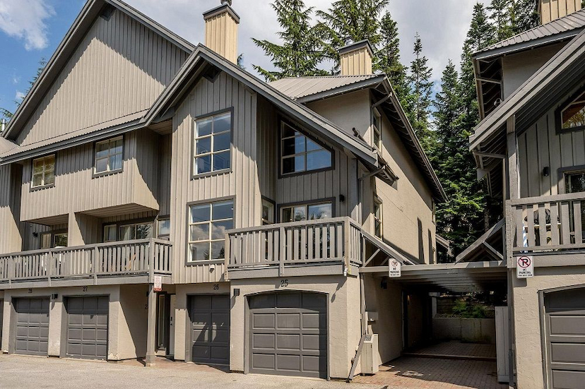 Turnkey Whistler Retreat With Mountain Views