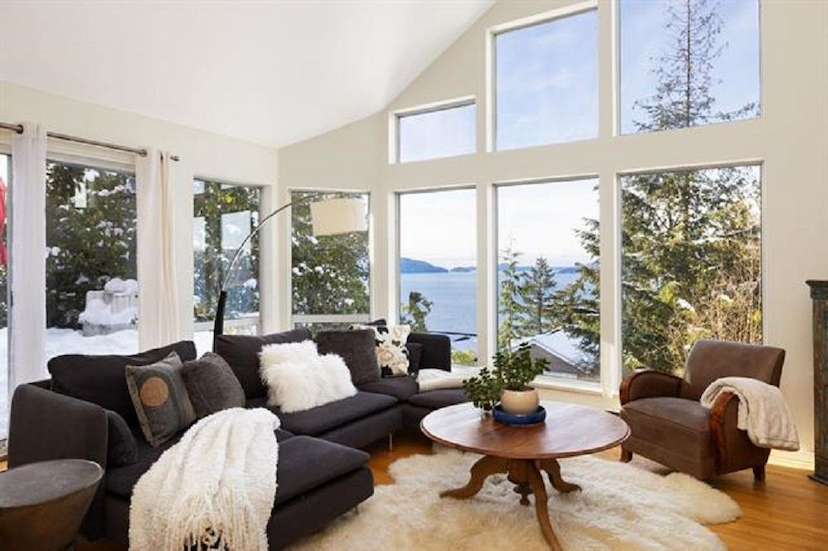 Dramatic Views Of Howe Sound & Majestic Mountains