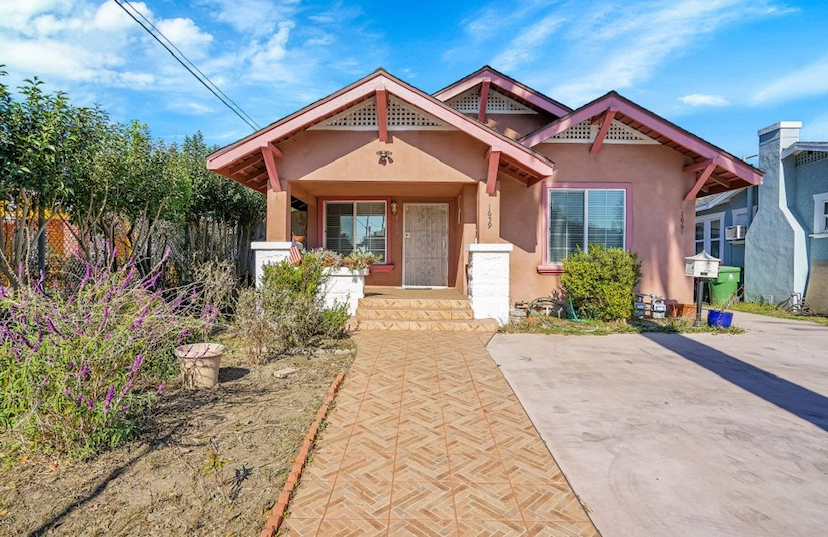 Prime Location Perfect For Living