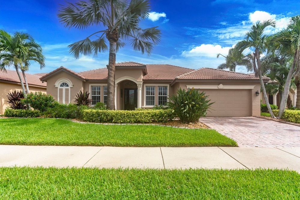 Luxury Living The Vineyards Lake Front Pool Home