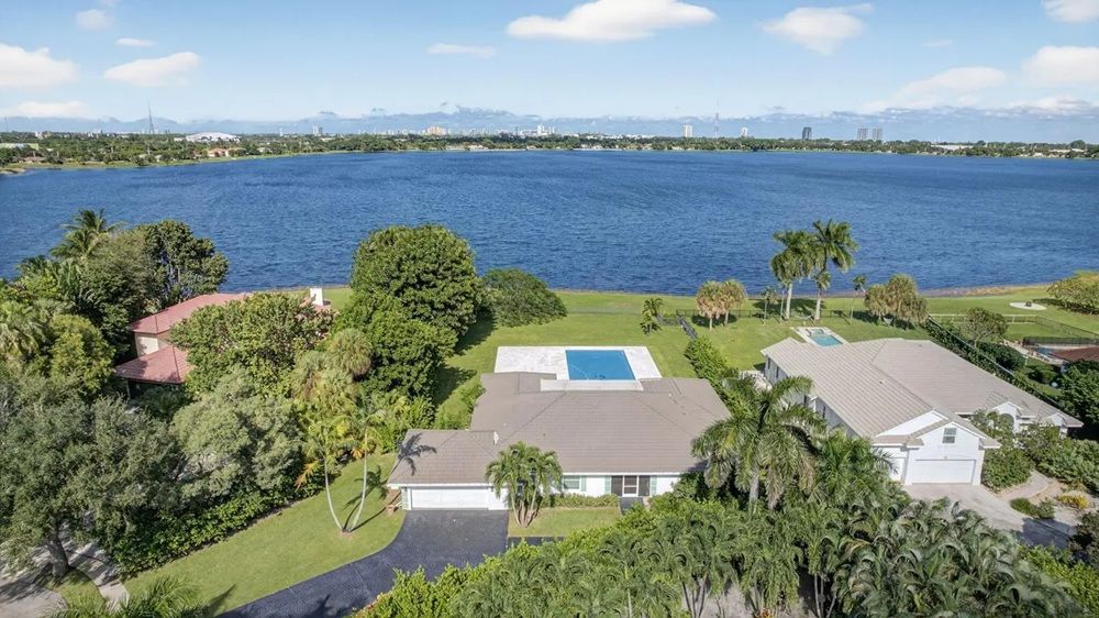 Open-Concept Luxury With Lake Views