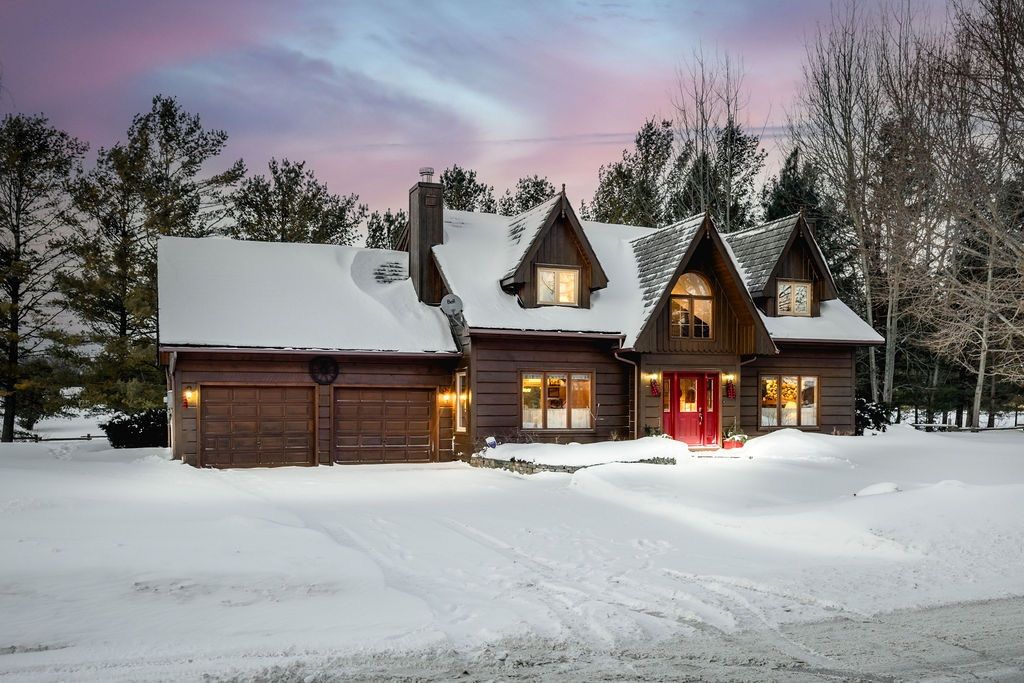 Private Log Home Retreat In Prestigious Estate Community