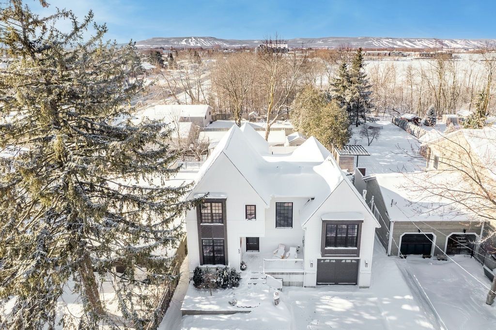 Spectacular Sunset Point Bayfront Home With Luxury Finishes
