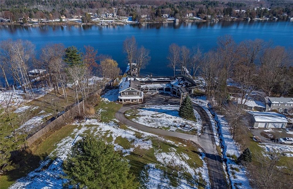 Private Lakefront Estate With Guest Lodge & 200’ Of Shoreline