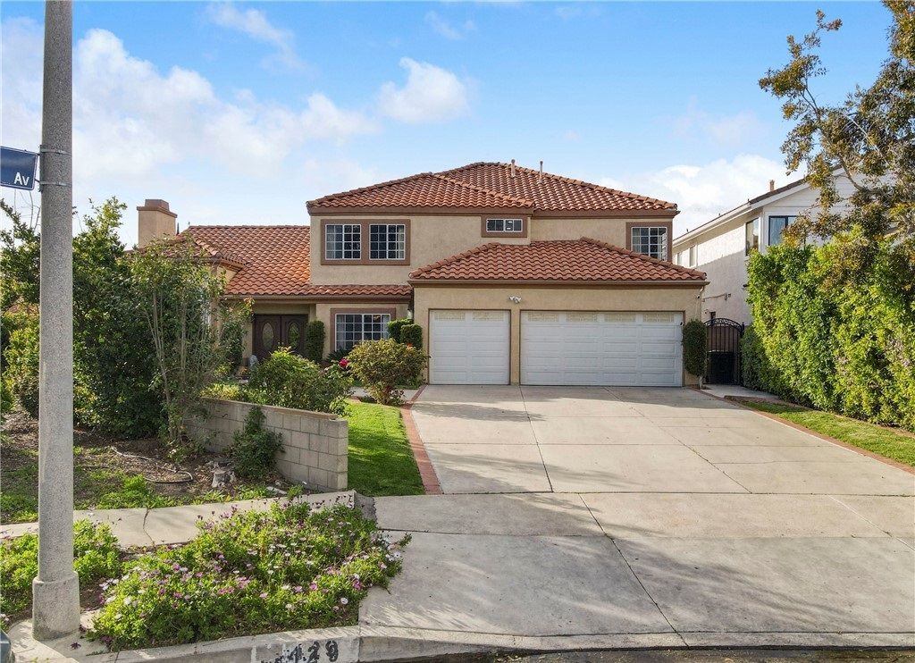 Elegant Corner Home In Porter Ranch