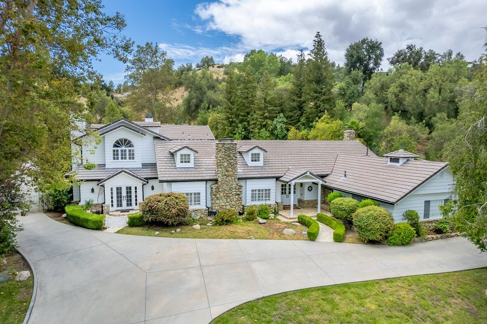 Charming Equestrian Estate Atop A Picturesque Knoll