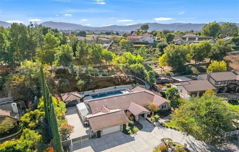 Beautiful Custom Home In Meadowview Community