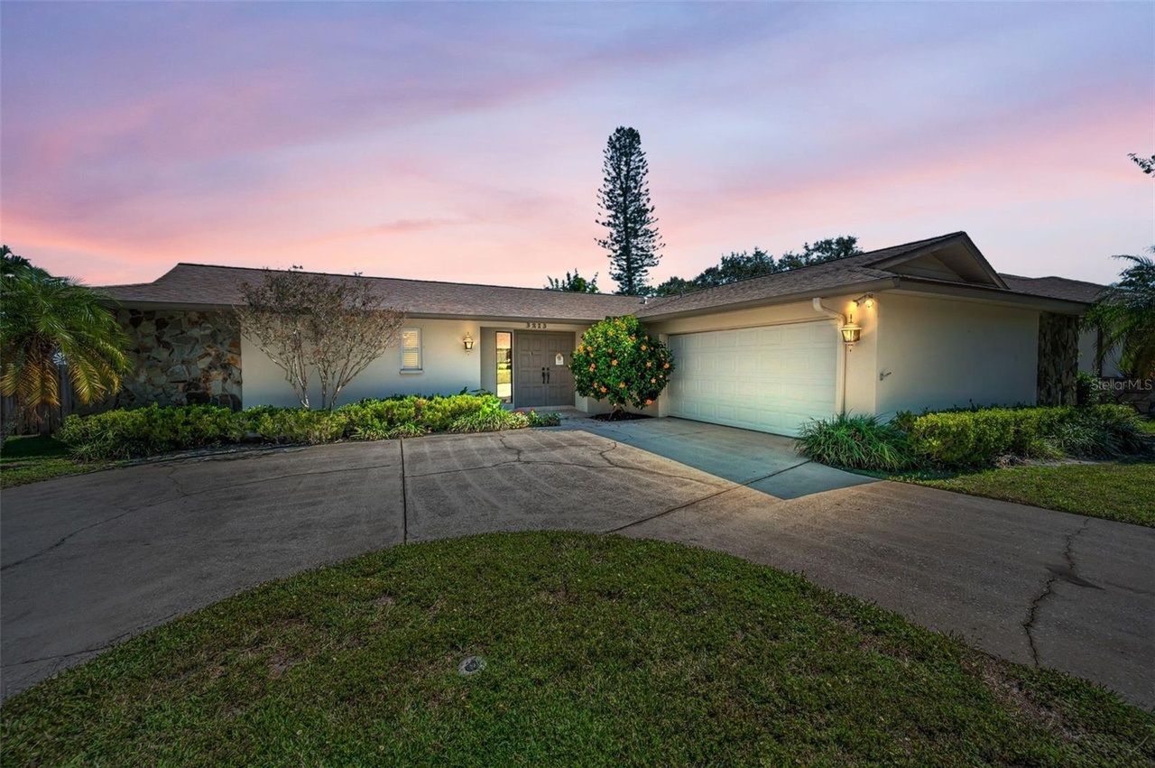Desirable Countryside Pool Home Near Golf & Country Club