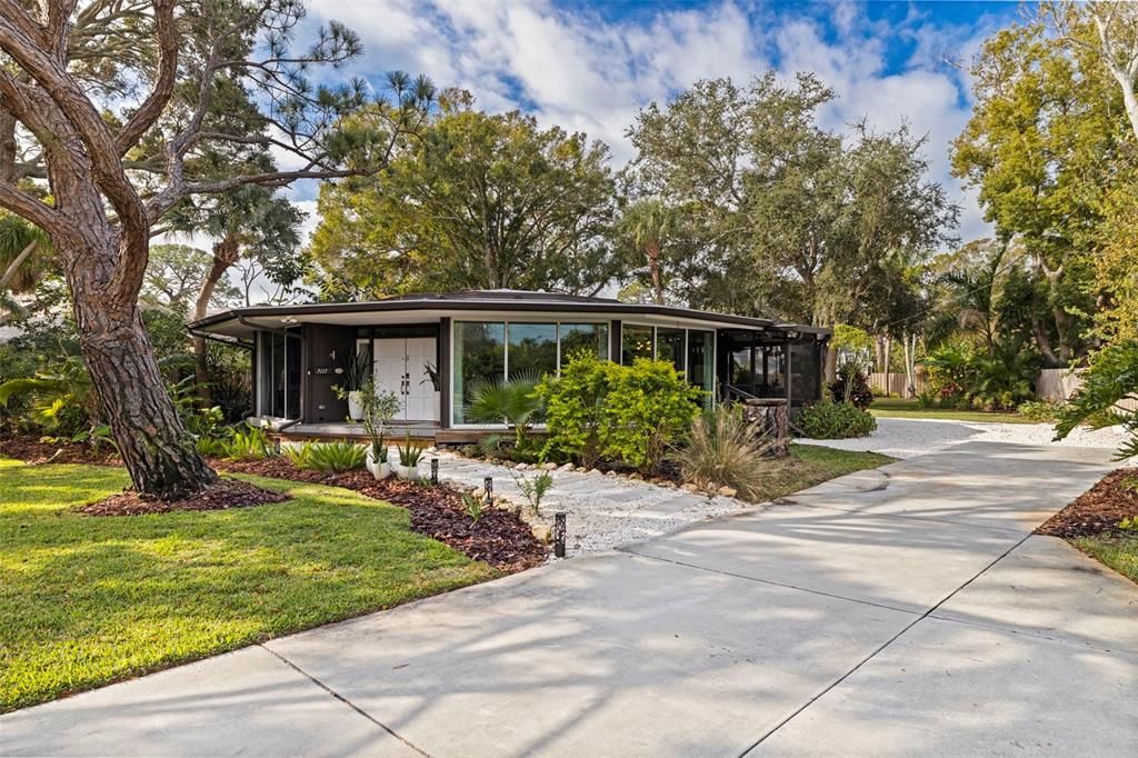 Iconic Modern Estate Original Harvard Jolly