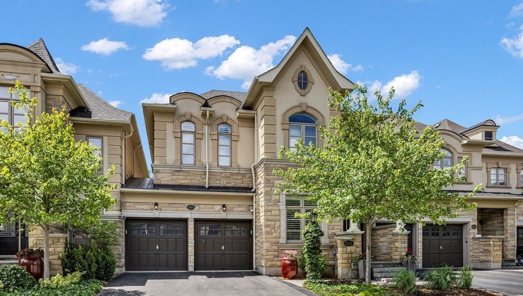 2444 Chateau Common
