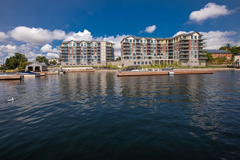 Waterfront Boater’s Paradise