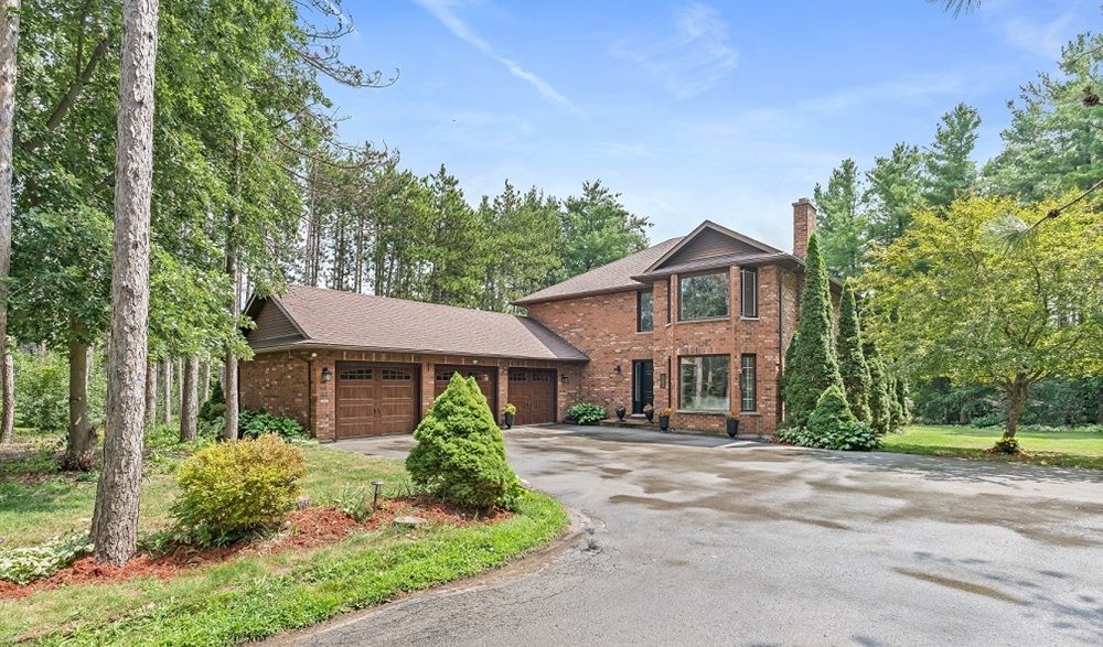 Estate Home On 1 Acre