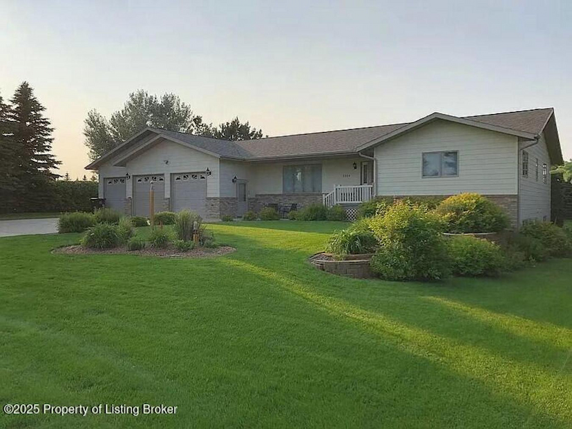 COME HOME to Luxurious Living in Lakeview Estates!
