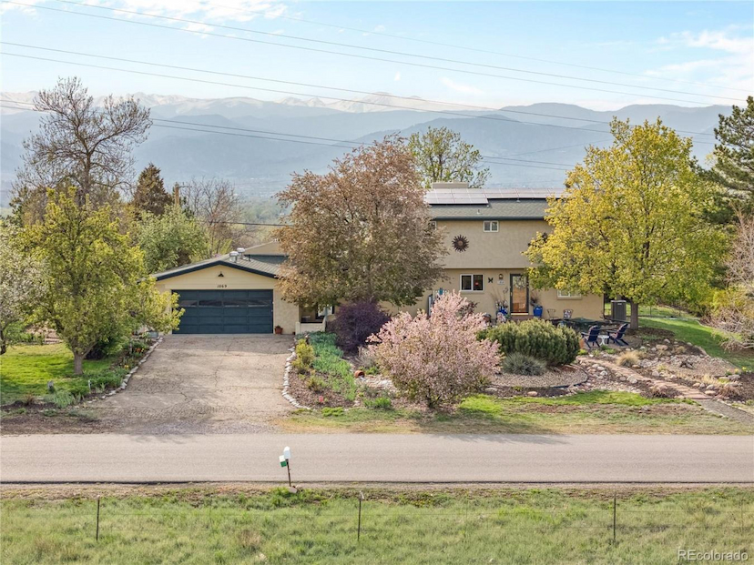 1069 Crestmoor