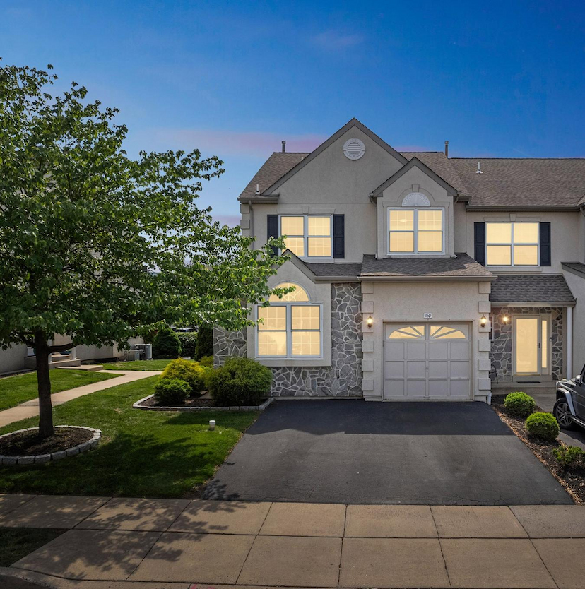 Luxury Low Maintanance End Unit Townhome