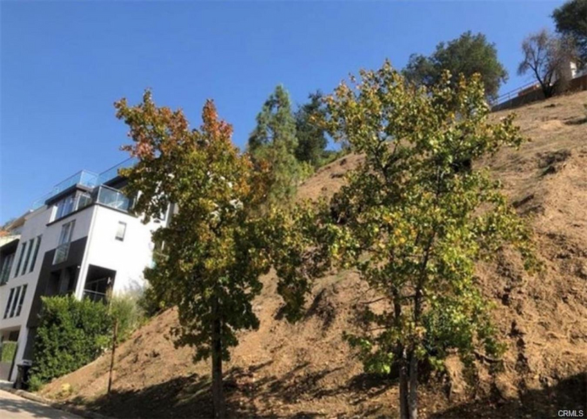 1422 Lindacrest Drive,