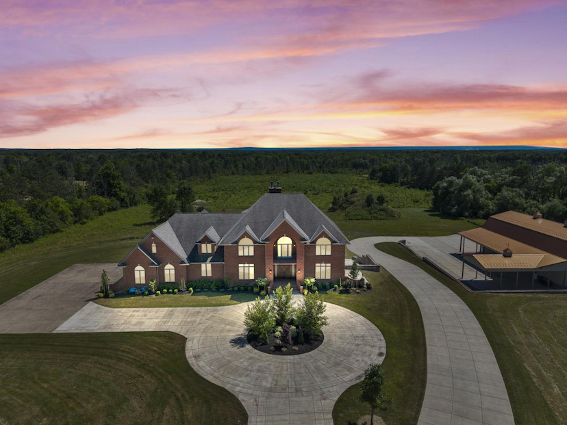 855 Sturgeon Point