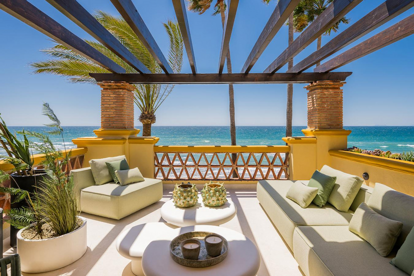 Stunning Beachfront Apartment in Marbella East