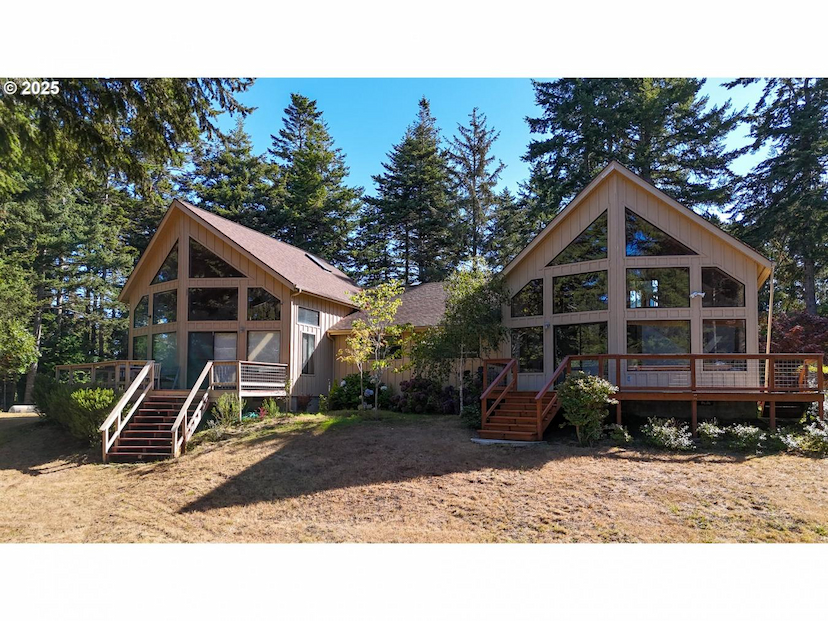 LAKEFRONT DUPLEX WITH VACATION RENTAL POTENTIAL!