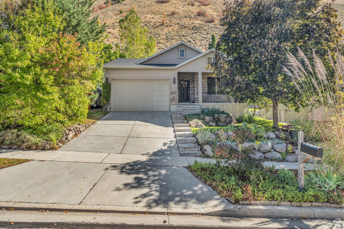 102 E MANILLA DRIVE