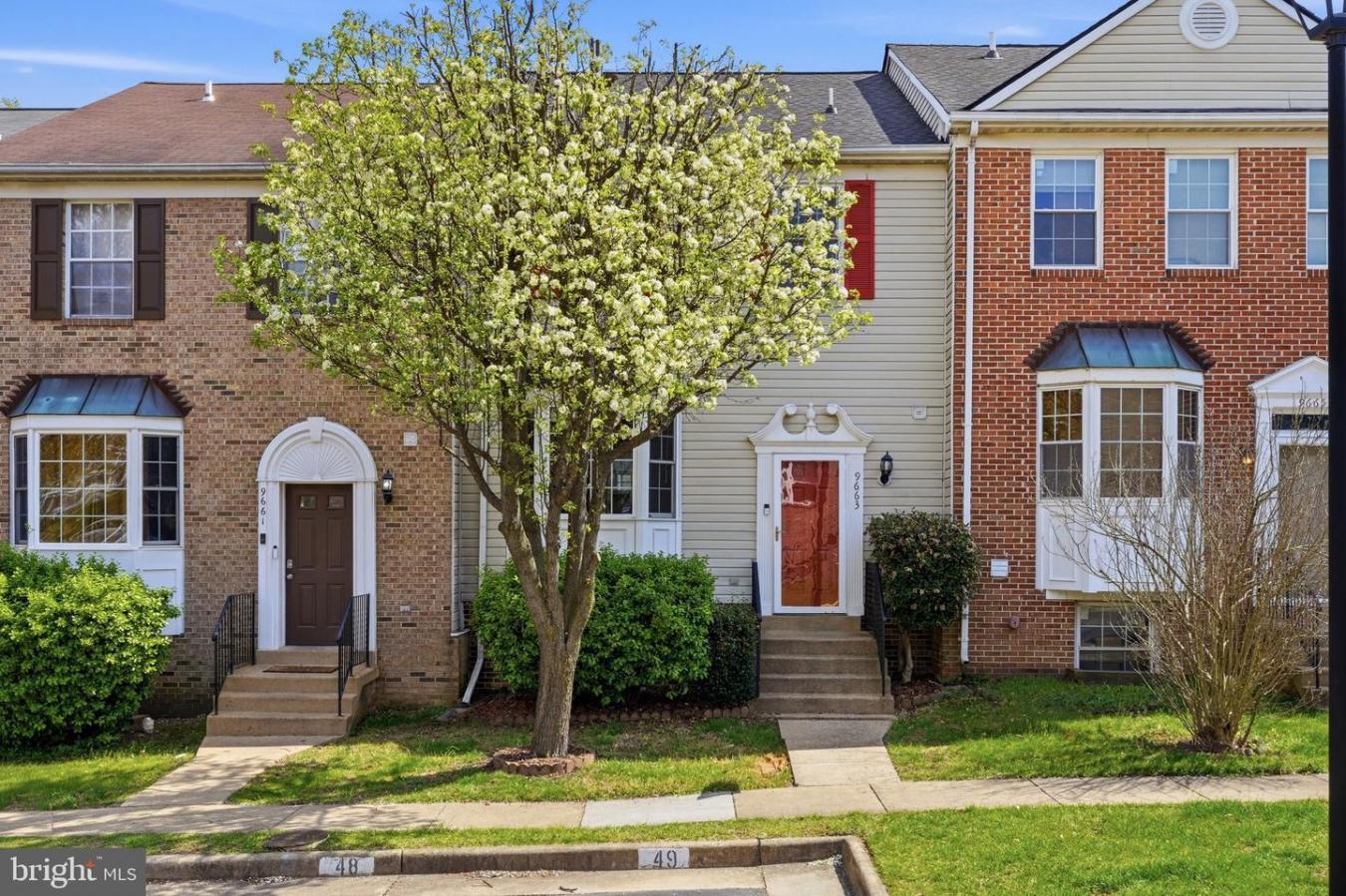 Charming 4-Bedroom Townhome in Gunston Square!