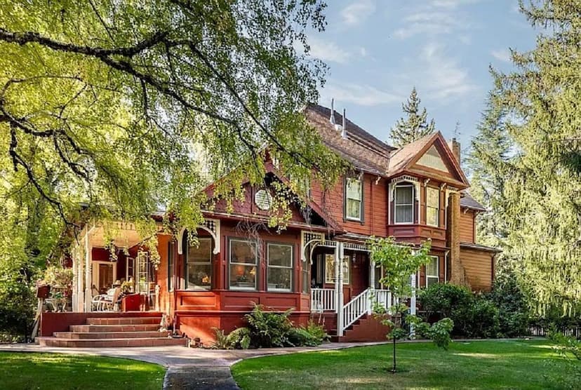 INVITING HOME WITH EXPANSIVE VIEWS IN NEVADA CITY