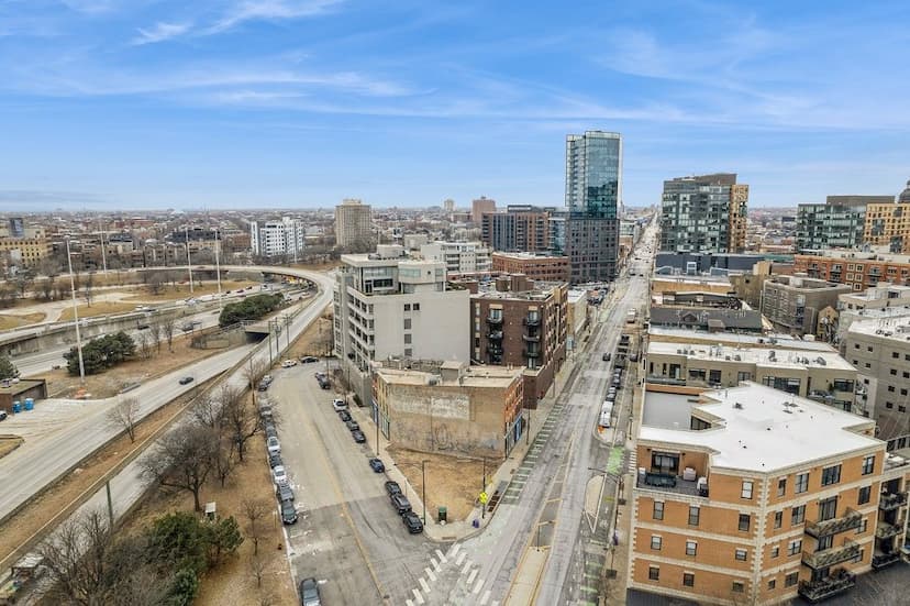 654-664 N MILWAUKEE AVE